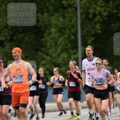 29.06.2025 - hella hamburg halbmarathon Dr. Thomas Lammeyer http://msf.ph/oto/8339504 29.06.2025 10:40:15 Kennedybrücke 1036, 1102, 1183, 1284, 1336, 1717, 2352, 2588, 2827, 3243, 3741, 3990, 4413, 4902, 5012, 5240, 5531, 6021, 6381, 6845, 6896, 7111, 7275, 7927, 8356, 8947, 10047, 10119, 10336, 10341, 10567, 11010, 11187, 11198 meine-sportfotos.de