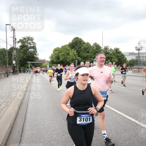 29.06.2025 - hella hamburg halbmarathon Jannik Wohlers http://msf.ph/oto/8339505 29.06.2025 10:55:23 Lombardsbrücke 1616, 3101, 3244, 4265, 4470, 4896, 5220, 5222, 5575, 6055, 6056, 6113, 6257, 6594, 7548, 7969, 8110, 8527, 8532, 8533, 8648, 9548, 9861, 9865, 9956, 10094, 10436, 10438, 10449, 10593, 11903, 11962, 11963, 12695, 13504, 14124, 14492, 15081, 15116, 15289, 15763, 15764, 16336, 16651, 16768, 16926, 17038, 17039, 17168, 17392, 18195, 18907 meine-sportfotos.de