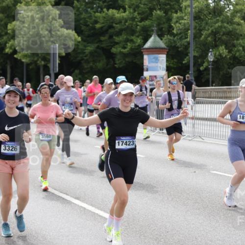 29.06.2025 - hella hamburg halbmarathon Jannik Wohlers http://msf.ph/oto/8339512 29.06.2025 10:41:38 Lombardsbrücke 1039, 1648, 1752, 2145, 2523, 2974, 3276, 3326, 3459, 3460, 3568, 4329, 4735, 4736, 4885, 5671, 6136, 6137, 6153, 6430, 6436, 6837, 6846, 7955, 8908, 9008, 9223, 9467, 10027, 10623, 11017, 11024, 11207, 11617, 11659, 11840, 11841, 12162, 12682, 12715, 12725, 12801, 12802, 13205, 13715, 13772, 14129, 14158, 14381, 14486, 14530, 14872, 14929, 15311, 16743, 17423, 17541, 18137, 18940 meine-sportfotos.de