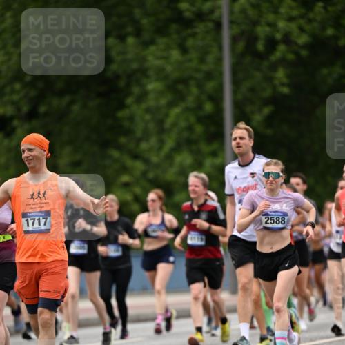 29.06.2025 - hella hamburg halbmarathon Dr. Thomas Lammeyer http://msf.ph/oto/8339523 29.06.2025 10:40:15 Kennedybrücke 1036, 1102, 1183, 1284, 1336, 1717, 2352, 2588, 2827, 3243, 3741, 3990, 4413, 4902, 5012, 5240, 5531, 6021, 6381, 6845, 6896, 7111, 7275, 7927, 8356, 8947, 10047, 10119, 10336, 10341, 10567, 11010, 11187, 11198 meine-sportfotos.de