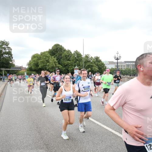 29.06.2025 - hella hamburg halbmarathon Jannik Wohlers http://msf.ph/oto/8339528 29.06.2025 10:55:23 Lombardsbrücke 1616, 3101, 3244, 4265, 4470, 4896, 5220, 5222, 5575, 6055, 6056, 6113, 6257, 6594, 7548, 7969, 8110, 8527, 8532, 8533, 8648, 9548, 9861, 9865, 9956, 10094, 10436, 10438, 10449, 10593, 11903, 11962, 11963, 12695, 13504, 14124, 14492, 15081, 15116, 15289, 15763, 15764, 16336, 16651, 16768, 16926, 17038, 17039, 17168, 17392, 18195, 18907 meine-sportfotos.de