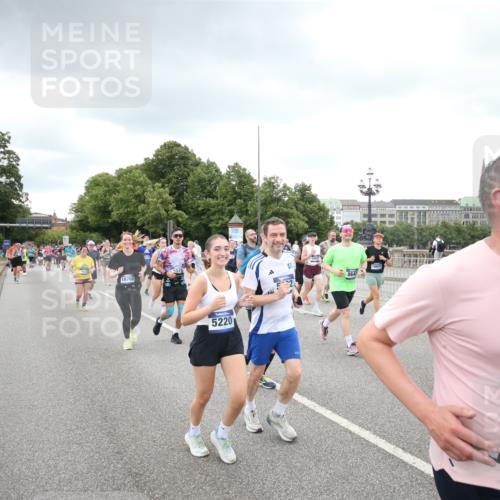 29.06.2025 - hella hamburg halbmarathon Jannik Wohlers http://msf.ph/oto/8339546 29.06.2025 10:55:23 Lombardsbrücke 1616, 3101, 3244, 4265, 4470, 4896, 5220, 5222, 5575, 6055, 6056, 6113, 6257, 6594, 7548, 7969, 8110, 8527, 8532, 8533, 8648, 9548, 9861, 9865, 9956, 10094, 10436, 10438, 10449, 10593, 11903, 11962, 11963, 12695, 13504, 14124, 14492, 15081, 15116, 15289, 15763, 15764, 16336, 16651, 16768, 16926, 17038, 17039, 17168, 17392, 18195, 18907 meine-sportfotos.de
