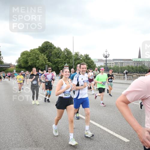 29.06.2025 - hella hamburg halbmarathon Jannik Wohlers http://msf.ph/oto/8339555 29.06.2025 10:55:23 Lombardsbrücke 1616, 3101, 3244, 4265, 4470, 4896, 5220, 5222, 5575, 6055, 6056, 6113, 6257, 6594, 7548, 7969, 8110, 8527, 8532, 8533, 8648, 9548, 9861, 9865, 9956, 10094, 10436, 10438, 10449, 10593, 11903, 11962, 11963, 12695, 13504, 14124, 14492, 15081, 15116, 15289, 15763, 15764, 16336, 16651, 16768, 16926, 17038, 17039, 17168, 17392, 18195, 18907 meine-sportfotos.de