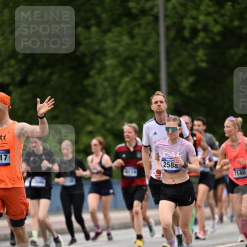 29.06.2025 - hella hamburg halbmarathon Dr. Thomas Lammeyer http://msf.ph/oto/8339605 29.06.2025 10:40:15 Kennedybrücke 1036, 1102, 1183, 1284, 1336, 1717, 2352, 2588, 2827, 3243, 3741, 3990, 4413, 4902, 5012, 5240, 5531, 6021, 6381, 6845, 6896, 7111, 7275, 7927, 8356, 8947, 10047, 10119, 10336, 10341, 10567, 11010, 11187, 11198 meine-sportfotos.de