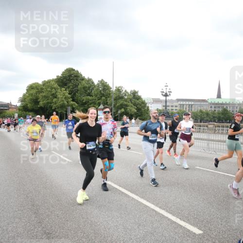 29.06.2025 - hella hamburg halbmarathon Jannik Wohlers http://msf.ph/oto/8339612 29.06.2025 10:55:24 Lombardsbrücke 3101, 3244, 4265, 4470, 4896, 5220, 5222, 5575, 6055, 6056, 6113, 6257, 6594, 7516, 7969, 8110, 8527, 8532, 8533, 8648, 9548, 9861, 9865, 9956, 10094, 10436, 10438, 10449, 10593, 11903, 11962, 11963, 12695, 13504, 14124, 14492, 15081, 15116, 15289, 15763, 15764, 16336, 16651, 16768, 16926, 17038, 17039, 17168, 17392, 18195, 18907 meine-sportfotos.de
