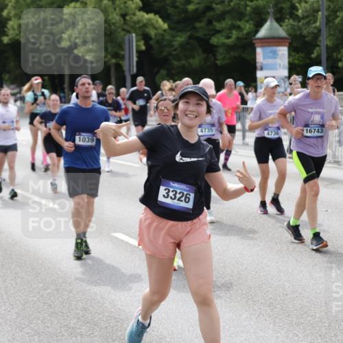 29.06.2025 - hella hamburg halbmarathon Jannik Wohlers http://msf.ph/oto/8339649 29.06.2025 10:41:39 Lombardsbrücke 1039, 1648, 1752, 2145, 2523, 2974, 3276, 3326, 3459, 3460, 3568, 4329, 4735, 4736, 4885, 5671, 6136, 6137, 6153, 6430, 6436, 6837, 6846, 7357, 7955, 8014, 8908, 9008, 9223, 9467, 10027, 10623, 11017, 11024, 11207, 11617, 11659, 11840, 11841, 12162, 12682, 12715, 12725, 12801, 12802, 13205, 13715, 14129, 14158, 14381, 14486, 14530, 14929, 15311, 16743, 17423, 17541, 18137, 18940 meine-sportfotos.de