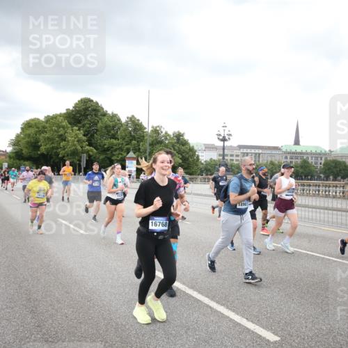 29.06.2025 - hella hamburg halbmarathon Jannik Wohlers http://msf.ph/oto/8339669 29.06.2025 10:55:25 Lombardsbrücke 3101, 3244, 4265, 4470, 4896, 5220, 5222, 5575, 6055, 6056, 6113, 6257, 6594, 7516, 7969, 8110, 8527, 8532, 8533, 8648, 9548, 9861, 9865, 9956, 10094, 10436, 10438, 10449, 10593, 11903, 11962, 11963, 12695, 13504, 13627, 14124, 14492, 15081, 15116, 15199, 15289, 15763, 15764, 16336, 16651, 16768, 16926, 17038, 17039, 17168, 17392, 18195, 18907 meine-sportfotos.de