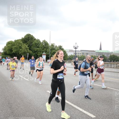 29.06.2025 - hella hamburg halbmarathon Jannik Wohlers http://msf.ph/oto/8339687 29.06.2025 10:55:25 Lombardsbrücke 3101, 3244, 4265, 4470, 4896, 5220, 5222, 5575, 6055, 6056, 6113, 6257, 6594, 7516, 7969, 8110, 8527, 8532, 8533, 8648, 9548, 9861, 9865, 9956, 10094, 10436, 10438, 10449, 10593, 11903, 11962, 11963, 12695, 13504, 13627, 14124, 14492, 15081, 15116, 15199, 15289, 15763, 15764, 16336, 16651, 16768, 16926, 17038, 17039, 17168, 17392, 18195, 18907 meine-sportfotos.de