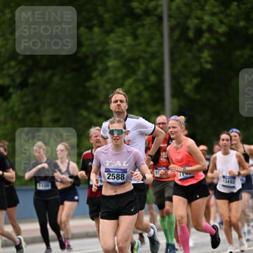 29.06.2025 - hella hamburg halbmarathon Dr. Thomas Lammeyer http://msf.ph/oto/8339757 29.06.2025 10:40:16 Kennedybrücke 1036, 1102, 1183, 1284, 1336, 1717, 2352, 2588, 2827, 3243, 3741, 3990, 4413, 4902, 4937, 5012, 5240, 5531, 6021, 6381, 6845, 6896, 7111, 7275, 7927, 8356, 8947, 10047, 10119, 10336, 10341, 10567, 11010, 11187, 11198 meine-sportfotos.de