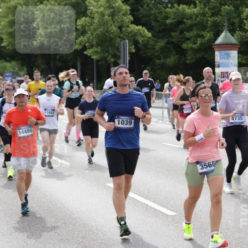 29.06.2025 - hella hamburg halbmarathon Jannik Wohlers http://msf.ph/oto/8339774 29.06.2025 10:41:40 Lombardsbrücke 1039, 1648, 1752, 2145, 2523, 2974, 3276, 3326, 3459, 3460, 3568, 4329, 4735, 4736, 4885, 5671, 6136, 6137, 6153, 6430, 6436, 6837, 6846, 6917, 7357, 8014, 8908, 9008, 9223, 9467, 10027, 10623, 10734, 11017, 11024, 11207, 11617, 11659, 11840, 11841, 12162, 12682, 12715, 12725, 12801, 12802, 13205, 13715, 14129, 14158, 14381, 14486, 14530, 15311, 16743, 17423, 17541, 18137, 18940 meine-sportfotos.de