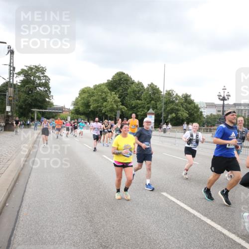 29.06.2025 - hella hamburg halbmarathon Jannik Wohlers http://msf.ph/oto/8339786 29.06.2025 10:55:27 Lombardsbrücke 2793, 3101, 3244, 4265, 4470, 4473, 4896, 5220, 5222, 5306, 5575, 6055, 6056, 6113, 6257, 6594, 7516, 7969, 8110, 8527, 8532, 8533, 8648, 9548, 9861, 9865, 9956, 10436, 10438, 10449, 10593, 11903, 11962, 11963, 12695, 13504, 13627, 14124, 14221, 14492, 15116, 15199, 15289, 15763, 15764, 16336, 16413, 16651, 16768, 16926, 17038, 17039, 17168, 17392, 18195, 18329, 18907 meine-sportfotos.de