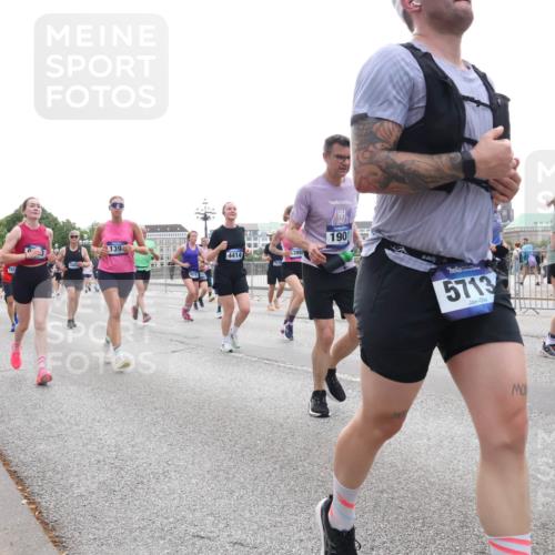 29.06.2025 - hella hamburg halbmarathon Lena Gebhardt http://msf.ph/oto/8339889 29.06.2025 10:38:14 Lombardsbrücke 1665, 139, 4414, 2892, 190, 5713, 1196, 1394, 1457, 1578, 1596, 1721, 1742, 1791, 1799, 1901, 1966, 1985, 2113, 2151, 2498, 2786, 3010, 3094, 3095, 3242, 3246, 3286, 3338, 3635, 3636, 3716, 3777, 3841, 3880, 4139, 4155, 4159, 4414, 4883, 4921, 5085, 5089, 5139, 5155, 5300, 5713, 5735, 6199, 6200, 6362, 6697, 6751, 6930, 7117, 7118, 7165, 7244, 7321, 7371, 7552, 7629, 7692, 7696, 7868, 7914, 8985, 9247, 9288, 10159, 10836, 11087, 11543 meine-sportfotos.de