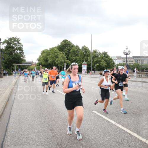 29.06.2025 - hella hamburg halbmarathon Jannik Wohlers http://msf.ph/oto/8339997 29.06.2025 10:55:31 Lombardsbrücke 2793, 3101, 3268, 4265, 4470, 4473, 4896, 5220, 5306, 5575, 5994, 6055, 6056, 6113, 6257, 6494, 6594, 7516, 7616, 7969, 8110, 8532, 8533, 8648, 9548, 9838, 9861, 9865, 9956, 10436, 10438, 10449, 10640, 11903, 11962, 11963, 12267, 13055, 13504, 13627, 14124, 14221, 14280, 14281, 14492, 15199, 15289, 15763, 15764, 16413, 16651, 16768, 16960, 17038, 17039, 17168, 18195, 18329, 18907 meine-sportfotos.de