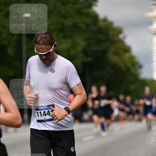 29.06.2025 - hella hamburg halbmarathon Dr. Thomas Lammeyer http://msf.ph/oto/8340035 29.06.2025 10:18:00 Kennedybrücke 1406, 1747, 2891, 3939, 4032, 4795, 4962, 5631, 5719, 6089, 7462, 7802, 8001, 8673, 9141, 9845, 9886, 10442, 10443, 11355 meine-sportfotos.de
