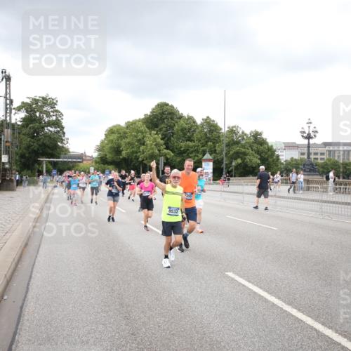 29.06.2025 - hella hamburg halbmarathon Jannik Wohlers http://msf.ph/oto/8340055 29.06.2025 10:55:33 Lombardsbrücke 1909, 2793, 3268, 4265, 4470, 4473, 4836, 4896, 5306, 5994, 6055, 6056, 6113, 6257, 6494, 6594, 7516, 7616, 7969, 8110, 8532, 8533, 9548, 9838, 9861, 9865, 10436, 10438, 10449, 10640, 11903, 11962, 11963, 12267, 13055, 13504, 13627, 14124, 14142, 14221, 14280, 14281, 14492, 15199, 15272, 15763, 15764, 16413, 16651, 16960, 17038, 17039, 17168, 18195, 18329 meine-sportfotos.de