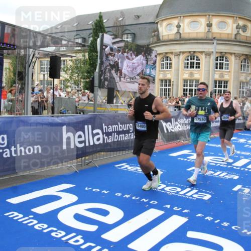 29.06.2025 - hella hamburg halbmarathon Michael Strokosch http://msf.ph/oto/8340080 29.06.2025 10:51:17 Ziel 1461, 1817, 4404, 5600, 6027, 6657, 8316, 8930, 9476, 10480, 10667, 10868, 11512, 11625, 11733, 12016, 13073, 15480, 17530, 17823, 18019 meine-sportfotos.de