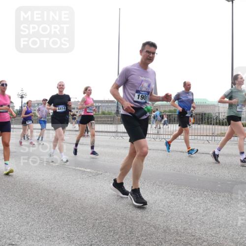 29.06.2025 - hella hamburg halbmarathon Lena Gebhardt http://msf.ph/oto/8340159 29.06.2025 10:38:14 Lombardsbrücke 9350, 4414, 12892, 1901, 185, 1196, 1394, 1457, 1578, 1596, 1721, 1742, 1791, 1799, 1901, 1966, 1985, 2113, 2151, 2498, 2786, 3010, 3094, 3095, 3242, 3246, 3286, 3338, 3635, 3636, 3716, 3777, 3841, 3880, 4139, 4155, 4159, 4414, 4883, 4921, 5085, 5089, 5139, 5155, 5300, 5713, 5735, 6199, 6200, 6362, 6697, 6751, 6930, 7117, 7118, 7165, 7244, 7321, 7371, 7552, 7629, 7692, 7696, 7868, 7914, 8985, 9247, 9288, 10159, 10836, 11087, 11543 meine-sportfotos.de