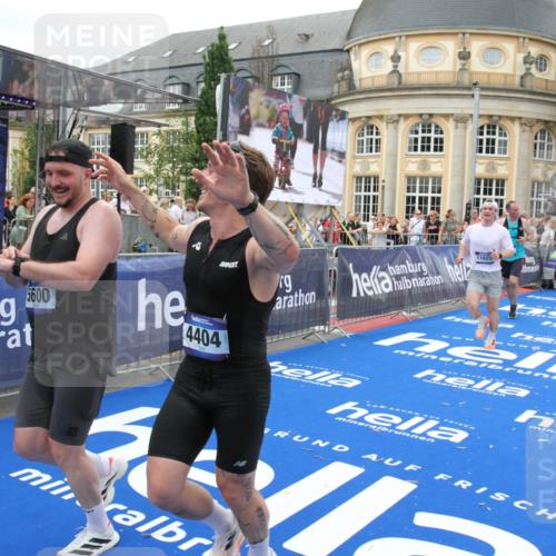 29.06.2025 - hella hamburg halbmarathon Michael Strokosch http://msf.ph/oto/8340243 29.06.2025 10:51:19 Ziel 1461, 1817, 2636, 2718, 4404, 4814, 5600, 6027, 6657, 6776, 8316, 8930, 9476, 10480, 10667, 10868, 11512, 11625, 12016, 14865, 15480, 17530, 18019 meine-sportfotos.de