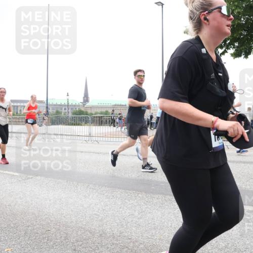 29.06.2025 - hella hamburg halbmarathon Lena Gebhardt http://msf.ph/oto/8340247 29.06.2025 10:47:43 Lombardsbrücke 2142, 1045, 1246, 1392, 1434, 1463, 1523, 1618, 1639, 1704, 1926, 2148, 2197, 2407, 2491, 2545, 2704, 2790, 2882, 2994, 3049, 3339, 4037, 4184, 4325, 4423, 4806, 4856, 4895, 4974, 4975, 5621, 5622, 5886, 5895, 6255, 6256, 6879, 6995, 7240, 7403, 7427, 7630, 7631, 7916, 7970, 8077, 8105, 8270, 8310, 8550, 8774, 8915, 8953, 9018, 9356, 9687, 9696, 9697, 10658, 10991, 11351, 11458, 11730, 11738, 11802, 11909, 12431 meine-sportfotos.de