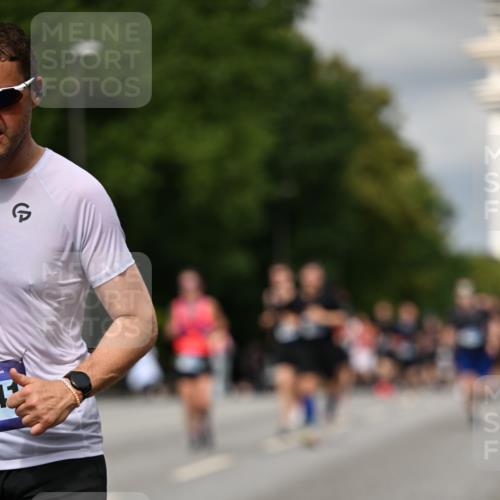 29.06.2025 - hella hamburg halbmarathon Dr. Thomas Lammeyer http://msf.ph/oto/8340300 29.06.2025 10:18:00 Kennedybrücke 1406, 1747, 2891, 3939, 4032, 4795, 4962, 5631, 5719, 6089, 7462, 7802, 8001, 8673, 9141, 9845, 9886, 10442, 10443, 11355 meine-sportfotos.de