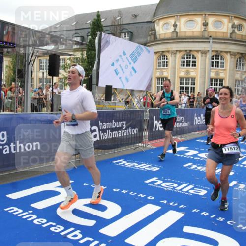 29.06.2025 - hella hamburg halbmarathon Michael Strokosch http://msf.ph/oto/8340313 29.06.2025 10:51:20 Ziel 1461, 1817, 2636, 2718, 4404, 4814, 5600, 6657, 6776, 8316, 8930, 9476, 10480, 10667, 10868, 11512, 11625, 12016, 13047, 14865, 14994, 15480, 17530, 18019 meine-sportfotos.de