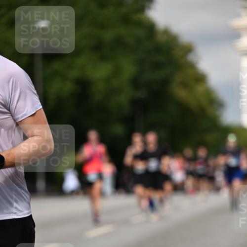 29.06.2025 - hella hamburg halbmarathon Dr. Thomas Lammeyer http://msf.ph/oto/8340351 29.06.2025 10:18:01 Kennedybrücke 1406, 1747, 2891, 2990, 3939, 4032, 4962, 5546, 5719, 6089, 7462, 7802, 7991, 8001, 8147, 8673, 9141, 9845, 9886, 10442, 10443, 11355 meine-sportfotos.de