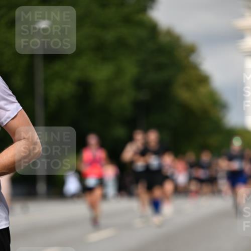 29.06.2025 - hella hamburg halbmarathon Dr. Thomas Lammeyer http://msf.ph/oto/8340371 29.06.2025 10:18:01 Kennedybrücke 1406, 1747, 2891, 2990, 3939, 4032, 4962, 5546, 5719, 6089, 7462, 7802, 7991, 8001, 8147, 8673, 9141, 9845, 9886, 10442, 10443, 11355 meine-sportfotos.de