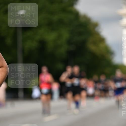 29.06.2025 - hella hamburg halbmarathon Dr. Thomas Lammeyer http://msf.ph/oto/8340391 29.06.2025 10:18:01 Kennedybrücke 1406, 1747, 2891, 2990, 3939, 4032, 4962, 5546, 5719, 6089, 7462, 7802, 7991, 8001, 8147, 8673, 9141, 9845, 9886, 10442, 10443, 11355 meine-sportfotos.de