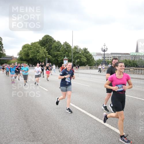 29.06.2025 - hella hamburg halbmarathon Jannik Wohlers http://msf.ph/oto/8340418 29.06.2025 10:55:35 Lombardsbrücke 1909, 2793, 3268, 4265, 4354, 4470, 4473, 4836, 4896, 5306, 5994, 6055, 6056, 6113, 6494, 6594, 7516, 7616, 7969, 8005, 8110, 8305, 8532, 8533, 9838, 9861, 9865, 10449, 10640, 11903, 11962, 11963, 12267, 13055, 13627, 14124, 14142, 14221, 14280, 14281, 14492, 15173, 15199, 15272, 15763, 15764, 16413, 16960, 17038, 17039, 17168, 18195, 18329 meine-sportfotos.de