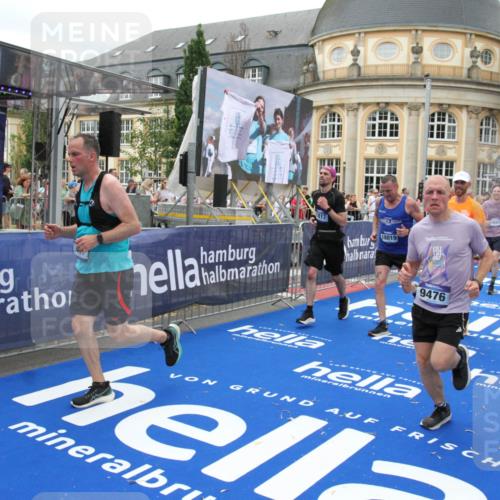 29.06.2025 - hella hamburg halbmarathon Michael Strokosch http://msf.ph/oto/8340459 29.06.2025 10:51:22 Ziel 1461, 1817, 2364, 2636, 2718, 4814, 6657, 6776, 8316, 8930, 8989, 9476, 10480, 10667, 11124, 11512, 11625, 12016, 13047, 14865, 14994, 18019, 18489 meine-sportfotos.de