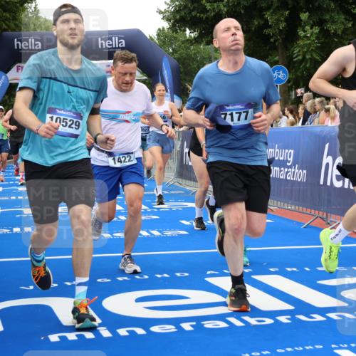 29.06.2025 - hella hamburg halbmarathon Strokosch-Dieckow http://msf.ph/oto/8340485 29.06.2025 10:53:48 Ziel 1422, 1706, 1870, 2082, 2518, 5607, 6260, 6877, 7177, 7395, 7973, 8285, 8335, 9922, 10529, 10891, 12413, 14026, 14175, 14702, 14818, 15502, 16477, 16538, 17482, 17740, 18249, 18418, 18487, 18514, 18759, 18831, 18879, 18915, 19177 meine-sportfotos.de