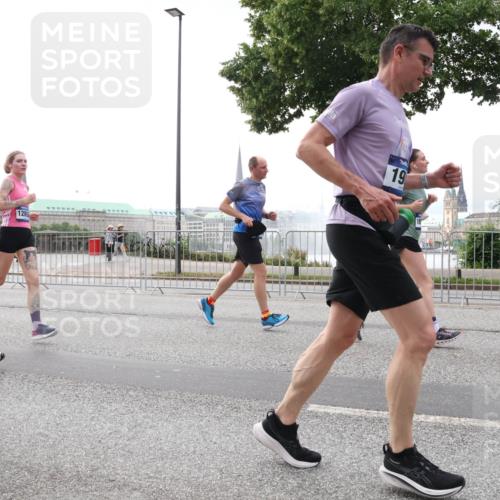 29.06.2025 - hella hamburg halbmarathon Lena Gebhardt http://msf.ph/oto/8340499 29.06.2025 10:38:15 Lombardsbrücke 4414, 1289, 19, 1196, 1394, 1457, 1578, 1596, 1721, 1742, 1791, 1799, 1901, 1966, 1985, 2113, 2151, 2498, 2786, 3010, 3094, 3095, 3242, 3246, 3286, 3338, 3635, 3636, 3716, 3777, 3841, 3880, 4139, 4155, 4159, 4414, 4883, 4921, 5085, 5089, 5139, 5155, 5300, 5617, 5684, 5713, 5735, 6199, 6200, 6362, 6697, 6751, 6930, 7117, 7118, 7165, 7244, 7371, 7552, 7561, 7629, 7692, 7696, 7868, 7914, 8985, 9288, 10159, 10836, 11087, 11543 meine-sportfotos.de