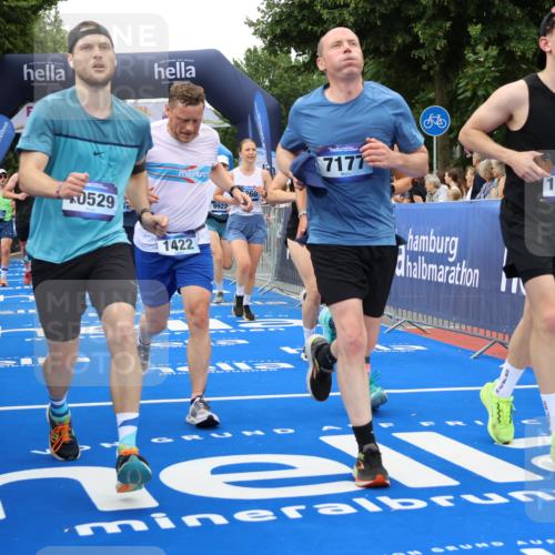 29.06.2025 - hella hamburg halbmarathon Strokosch-Dieckow http://msf.ph/oto/8340539 29.06.2025 10:53:47 Ziel 1422, 1706, 1870, 2082, 2518, 5399, 5607, 6260, 6877, 7177, 7395, 7973, 8285, 8335, 9922, 10529, 10891, 10895, 11588, 11589, 12413, 14026, 14702, 14818, 15441, 15502, 16477, 16538, 17482, 17740, 18249, 18418, 18487, 18514, 18759, 18831, 18915, 19177 meine-sportfotos.de