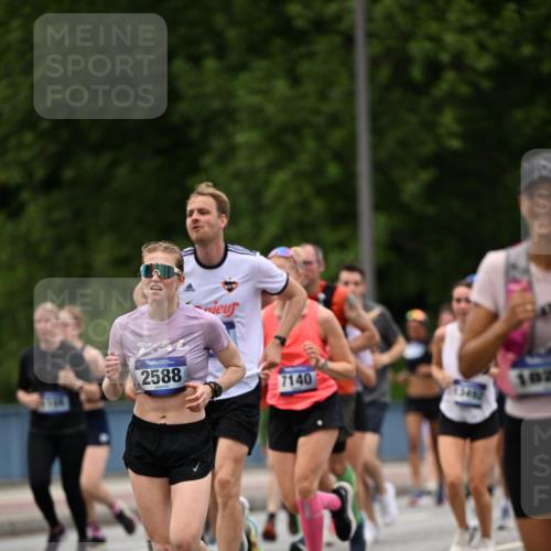 29.06.2025 - hella hamburg halbmarathon Dr. Thomas Lammeyer http://msf.ph/oto/8340601 29.06.2025 10:40:16 Kennedybrücke 1036, 1102, 1183, 1284, 1336, 1717, 2352, 2588, 2827, 3243, 3741, 3990, 4413, 4902, 4937, 5012, 5240, 5531, 6021, 6381, 6845, 6896, 7111, 7275, 7927, 8356, 8947, 10047, 10119, 10336, 10341, 10567, 11010, 11187, 11198 meine-sportfotos.de