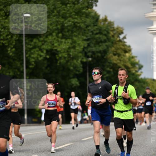 29.06.2025 - hella hamburg halbmarathon Dr. Thomas Lammeyer http://msf.ph/oto/8340615 29.06.2025 10:18:06 Kennedybrücke 1406, 1747, 2990, 3939, 4032, 4962, 5546, 5670, 5719, 6028, 6083, 6089, 7209, 7802, 7840, 7991, 8001, 8147, 8409, 9141, 9845, 9886, 11355 meine-sportfotos.de