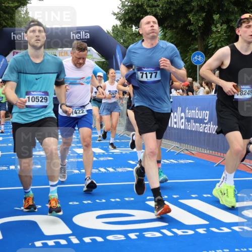 29.06.2025 - hella hamburg halbmarathon Strokosch-Dieckow http://msf.ph/oto/8340621 29.06.2025 10:53:47 Ziel 1422, 1706, 1870, 2082, 2518, 5399, 5607, 6260, 6877, 7177, 7395, 7973, 8285, 8335, 9922, 10529, 10891, 10895, 11588, 11589, 12413, 14026, 14702, 14818, 15441, 15502, 16477, 16538, 17482, 17740, 18249, 18418, 18487, 18514, 18759, 18831, 18915, 19177 meine-sportfotos.de