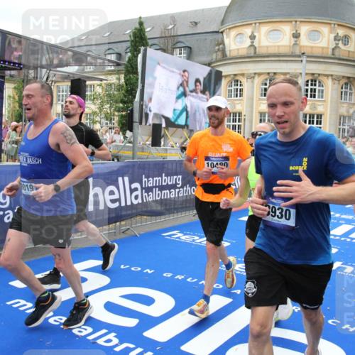 29.06.2025 - hella hamburg halbmarathon Michael Strokosch http://msf.ph/oto/8340624 29.06.2025 10:51:23 Ziel 1461, 1817, 2364, 2411, 2636, 2718, 4814, 6657, 6776, 8316, 8930, 8989, 9214, 9476, 10480, 10667, 11124, 11512, 12016, 13047, 14865, 14994, 16357, 18019, 18489 meine-sportfotos.de