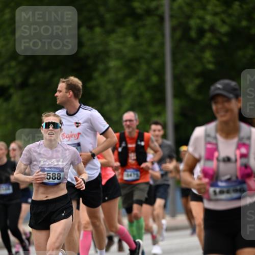 29.06.2025 - hella hamburg halbmarathon Dr. Thomas Lammeyer http://msf.ph/oto/8340643 29.06.2025 10:40:16 Kennedybrücke 1036, 1102, 1183, 1284, 1336, 1717, 2352, 2588, 2827, 3243, 3741, 3990, 4413, 4902, 4937, 5012, 5240, 5531, 6021, 6381, 6845, 6896, 7111, 7275, 7927, 8356, 8947, 10047, 10119, 10336, 10341, 10567, 11010, 11187, 11198 meine-sportfotos.de