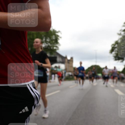 29.06.2025 - hella hamburg halbmarathon Yannick Fuchs http://msf.ph/oto/8340649 29.06.2025 10:52:10 20KM 1319, 1595, 1833, 2250, 2488, 2656, 2840, 2907, 3251, 3859, 4319, 4502, 4632, 4708, 5277, 5341, 5926, 6104, 6138, 6147, 6592, 6595, 7082, 7138, 7189, 7856, 8322, 8585, 9230, 9316, 9485, 10020, 10319, 10788, 11394, 11645, 11846, 12378, 12495, 12585, 12879, 13287, 13512, 13694, 13816, 13880, 14266, 14571, 15197, 15434, 15527, 16189, 16531, 17405, 17415, 17531, 17827, 18068, 18180, 18492, 18501, 18587, 18727, 18891 meine-sportfotos.de