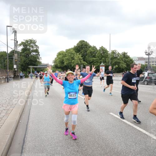 29.06.2025 - hella hamburg halbmarathon Jannik Wohlers http://msf.ph/oto/8340659 29.06.2025 10:55:39 Lombardsbrücke 1738, 1909, 2095, 2793, 3268, 4265, 4354, 4473, 4836, 5306, 5580, 5994, 6055, 6056, 6113, 6494, 6594, 6968, 7516, 7616, 8005, 8305, 8533, 9435, 9606, 9838, 10449, 10640, 10987, 11862, 11863, 12267, 12551, 13055, 13395, 13405, 13627, 14124, 14142, 14221, 14280, 14281, 14492, 15173, 15199, 15272, 15696, 15699, 15763, 15764, 16413, 16960, 17038, 17039, 18195, 18329, 18349, 19228 meine-sportfotos.de