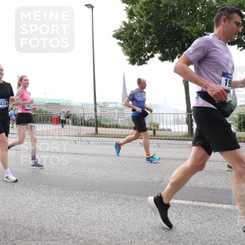 29.06.2025 - hella hamburg halbmarathon Lena Gebhardt http://msf.ph/oto/8340665 29.06.2025 10:38:15 Lombardsbrücke 7118, 4414, 19, 1196, 1394, 1457, 1578, 1596, 1721, 1742, 1791, 1799, 1901, 1966, 1985, 2113, 2151, 2498, 2786, 3010, 3094, 3095, 3242, 3246, 3286, 3338, 3635, 3636, 3716, 3777, 3841, 3880, 4139, 4155, 4159, 4414, 4883, 4921, 5085, 5089, 5139, 5155, 5300, 5617, 5684, 5713, 5735, 6199, 6200, 6362, 6697, 6751, 6930, 7117, 7118, 7165, 7244, 7371, 7552, 7561, 7629, 7692, 7696, 7868, 7914, 8985, 9288, 10159, 10836, 11087, 11543 meine-sportfotos.de