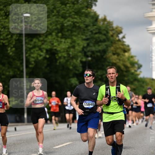 29.06.2025 - hella hamburg halbmarathon Dr. Thomas Lammeyer http://msf.ph/oto/8340686 29.06.2025 10:18:06 Kennedybrücke 1406, 1747, 2990, 3939, 4032, 4962, 5546, 5670, 5719, 6028, 6083, 6089, 7209, 7802, 7840, 7991, 8001, 8147, 8409, 9141, 9845, 9886, 11355 meine-sportfotos.de