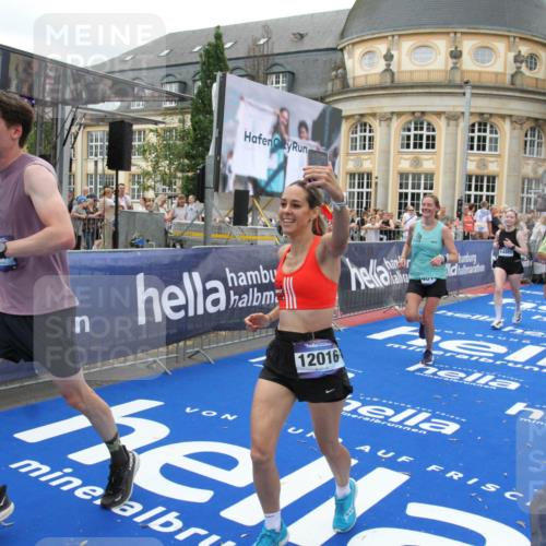 29.06.2025 - hella hamburg halbmarathon Michael Strokosch http://msf.ph/oto/8340711 29.06.2025 10:51:24 Ziel 1461, 1817, 2364, 2411, 2636, 2718, 2946, 4814, 6657, 6776, 8316, 8930, 8989, 9214, 9476, 9656, 10480, 10667, 11124, 12016, 13047, 14865, 14994, 15950, 16357, 18019, 18489 meine-sportfotos.de