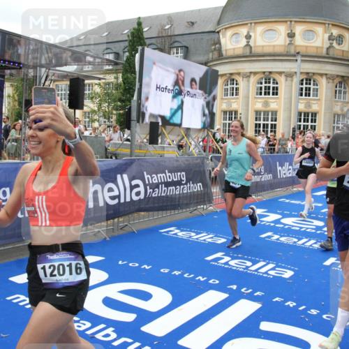 29.06.2025 - hella hamburg halbmarathon Michael Strokosch http://msf.ph/oto/8340769 29.06.2025 10:51:24 Ziel 1461, 1817, 2364, 2411, 2636, 2718, 2946, 4814, 6657, 6776, 8316, 8930, 8989, 9214, 9476, 9656, 10480, 10667, 11124, 12016, 13047, 14865, 14994, 15950, 16357, 18019, 18489 meine-sportfotos.de