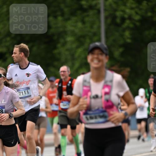 29.06.2025 - hella hamburg halbmarathon Dr. Thomas Lammeyer http://msf.ph/oto/8340774 29.06.2025 10:40:17 Kennedybrücke 1036, 1102, 1183, 1284, 1336, 1717, 2352, 2588, 2827, 3243, 3741, 3990, 4413, 4902, 4937, 5012, 5240, 5531, 6021, 6381, 6845, 6896, 7111, 7275, 7927, 8356, 8947, 10047, 10119, 10336, 10341, 10567, 11010, 11187, 11198 meine-sportfotos.de