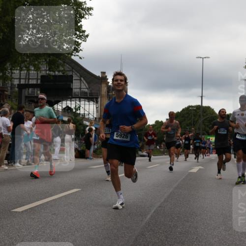 29.06.2025 - hella hamburg halbmarathon Yannick Fuchs http://msf.ph/oto/8340793 29.06.2025 10:52:11 20KM 1319, 1595, 1833, 2250, 2488, 2656, 2840, 2907, 3251, 3859, 4319, 4502, 4550, 4632, 4708, 4767, 5277, 5341, 5926, 6104, 6138, 6147, 6592, 6595, 7082, 7138, 7189, 7856, 8322, 8585, 9230, 9316, 10020, 10319, 10703, 10788, 11394, 11645, 11846, 12378, 12495, 12585, 12879, 13287, 13512, 13694, 13816, 13880, 14266, 14571, 15197, 15434, 15527, 16189, 16531, 17405, 17415, 17531, 17827, 18068, 18180, 18492, 18501, 18587, 18727, 18891 meine-sportfotos.de
