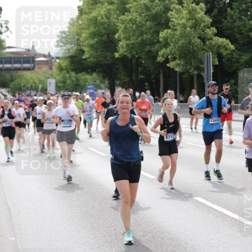 29.06.2025 - hella hamburg halbmarathon Jannik Wohlers http://msf.ph/oto/8340801 29.06.2025 10:41:51 Lombardsbrücke 1150, 1360, 1624, 1752, 1929, 2145, 2523, 2974, 3276, 3605, 4329, 4353, 4885, 4891, 4892, 5419, 5671, 5810, 6136, 6828, 6837, 6917, 7260, 7357, 7557, 7666, 8014, 8459, 8712, 9008, 9370, 10027, 10532, 10734, 10842, 11074, 11075, 11464, 11468, 11677, 11840, 11841, 12162, 12403, 12682, 12725, 12854, 12903, 12904, 13205, 13250, 13456, 13715, 13952, 13953, 14108, 14129, 14158, 14328, 14381, 14405, 14530, 14585, 15155, 15311, 15912, 16352 meine-sportfotos.de