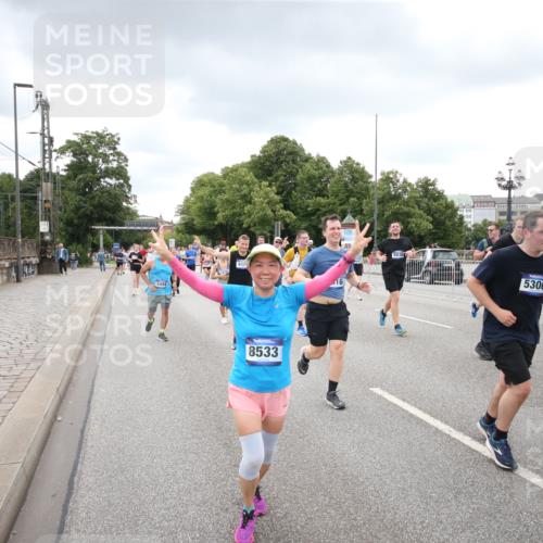 29.06.2025 - hella hamburg halbmarathon Jannik Wohlers http://msf.ph/oto/8340817 29.06.2025 10:55:40 Lombardsbrücke 1738, 1909, 2095, 2793, 3268, 4265, 4354, 4473, 4836, 5306, 5580, 5994, 6055, 6056, 6113, 6494, 6594, 6968, 7025, 7028, 7516, 7616, 8005, 8305, 8533, 9435, 9606, 9838, 10449, 10640, 10987, 11862, 11863, 12267, 12551, 13055, 13395, 13405, 13627, 14124, 14142, 14221, 14280, 14281, 14492, 15103, 15173, 15199, 15272, 15696, 15699, 15763, 15764, 16413, 16960, 17038, 17039, 18195, 18329, 18349, 19228 meine-sportfotos.de