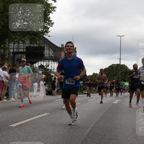 29.06.2025 - hella hamburg halbmarathon Yannick Fuchs http://msf.ph/oto/8340857 29.06.2025 10:52:11 20KM 1319, 1595, 1833, 2250, 2488, 2656, 2840, 2907, 3251, 3859, 4319, 4502, 4550, 4632, 4708, 4767, 5277, 5341, 5926, 6104, 6138, 6147, 6592, 6595, 7082, 7138, 7189, 7856, 8322, 8585, 9230, 9316, 10020, 10319, 10703, 10788, 11394, 11645, 11846, 12378, 12495, 12585, 12879, 13287, 13512, 13694, 13816, 13880, 14266, 14571, 15197, 15434, 15527, 16189, 16531, 17405, 17415, 17531, 17827, 18068, 18180, 18492, 18501, 18587, 18727, 18891 meine-sportfotos.de