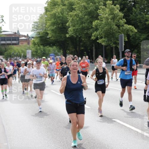 29.06.2025 - hella hamburg halbmarathon Jannik Wohlers http://msf.ph/oto/8340862 29.06.2025 10:41:51 Lombardsbrücke 1150, 1360, 1624, 1752, 1929, 2145, 2523, 2974, 3276, 3605, 4329, 4353, 4885, 4891, 4892, 5419, 5671, 5810, 6136, 6828, 6837, 6917, 7260, 7357, 7557, 7666, 8014, 8459, 8712, 9008, 9370, 10027, 10532, 10734, 10842, 11074, 11075, 11464, 11468, 11677, 11840, 11841, 12162, 12403, 12682, 12725, 12854, 12903, 12904, 13205, 13250, 13456, 13715, 13952, 13953, 14108, 14129, 14158, 14328, 14381, 14405, 14530, 14585, 15155, 15311, 15912, 16352 meine-sportfotos.de